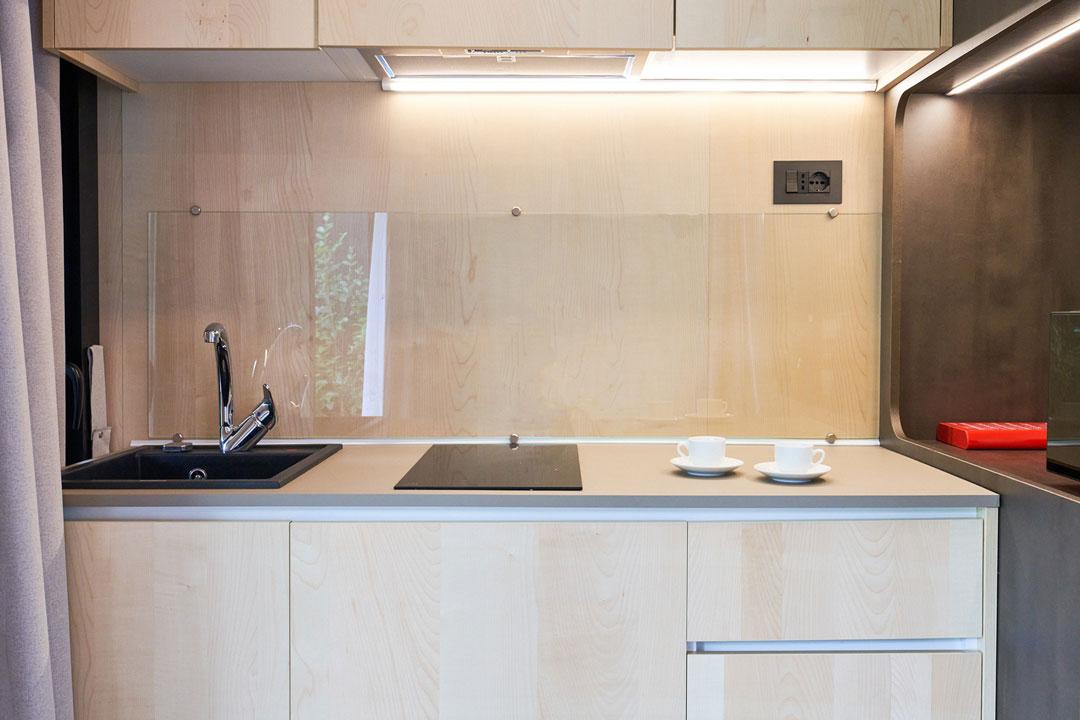 Moderne keuken met gootsteen, kookplaat en twee kopjes op het aanrecht.